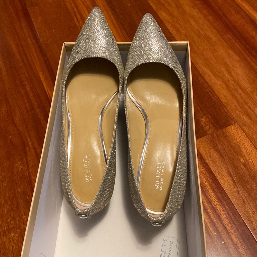 Womens shoes. Michael Kors “Flex kitten” pumps Silver 7.5 M. Slightly used.
